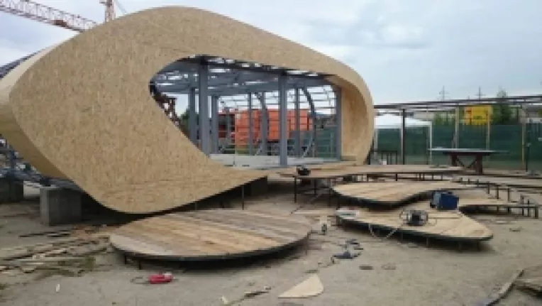 Case in forma de lotus si de navete spatiale