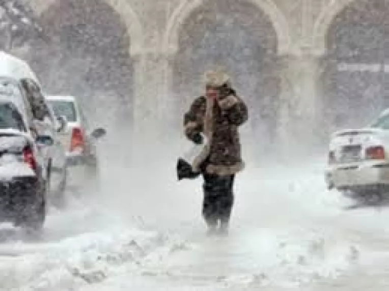 Cod portocaliu de ninsori si viscol in Bucuresti si alte 12 judete