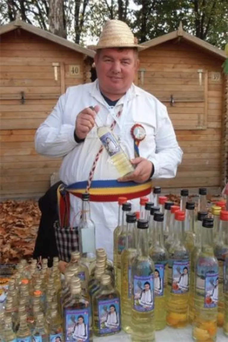 Florin Chise participa cu palinca din Bihor la targul "Traditii si flori de sarbatori" din parcul Cismigiu