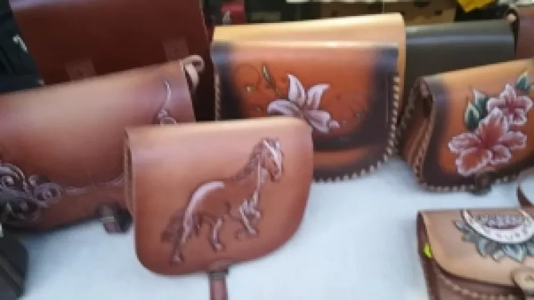 Genti pansonate cu cai si flori, la standul mesterului Janos Josef de la targul din curtea MTR