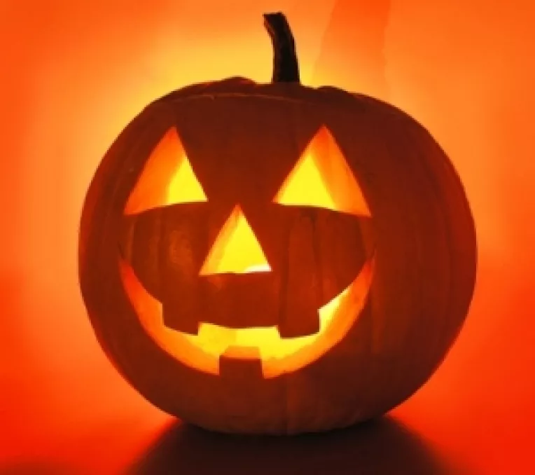 Halloween se celebreaza cu o zi inaintea sarbatorii catolice si protestante a tuturor sfintilor de pe 1 Noiembrie