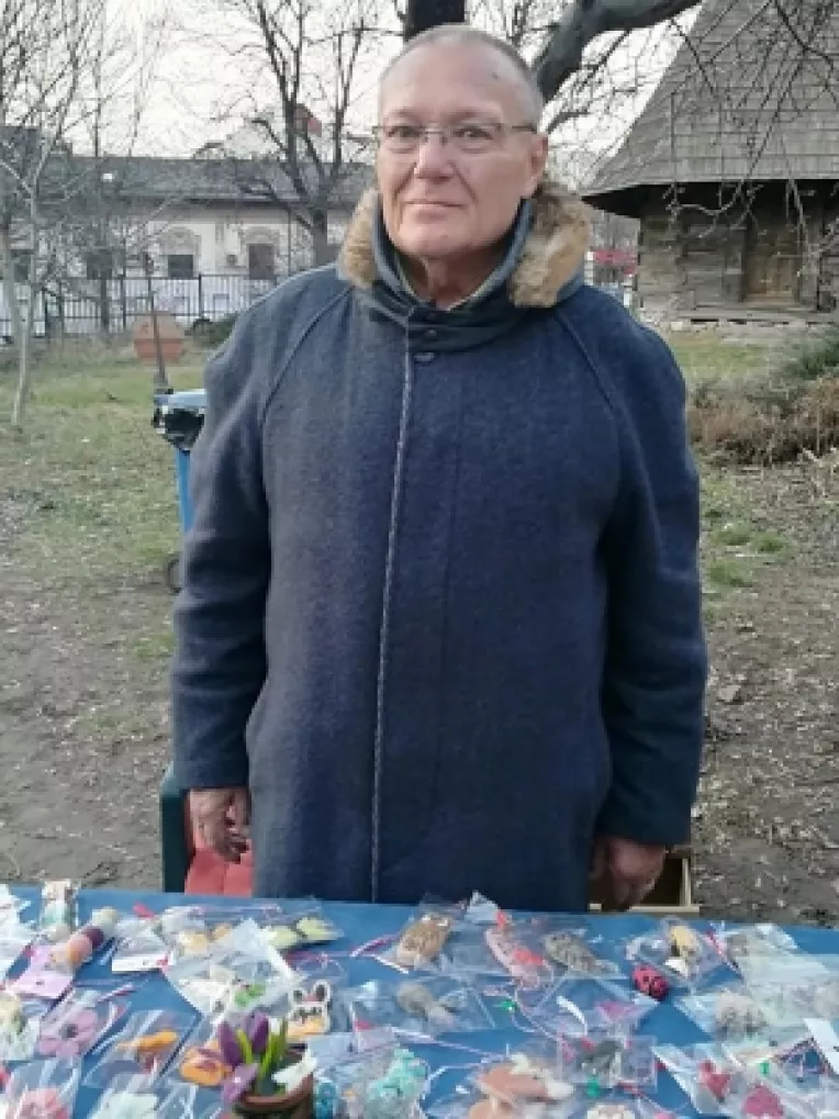 Ioan Pop din Cluj creeaza martisoare inedite cu figurine si flori
