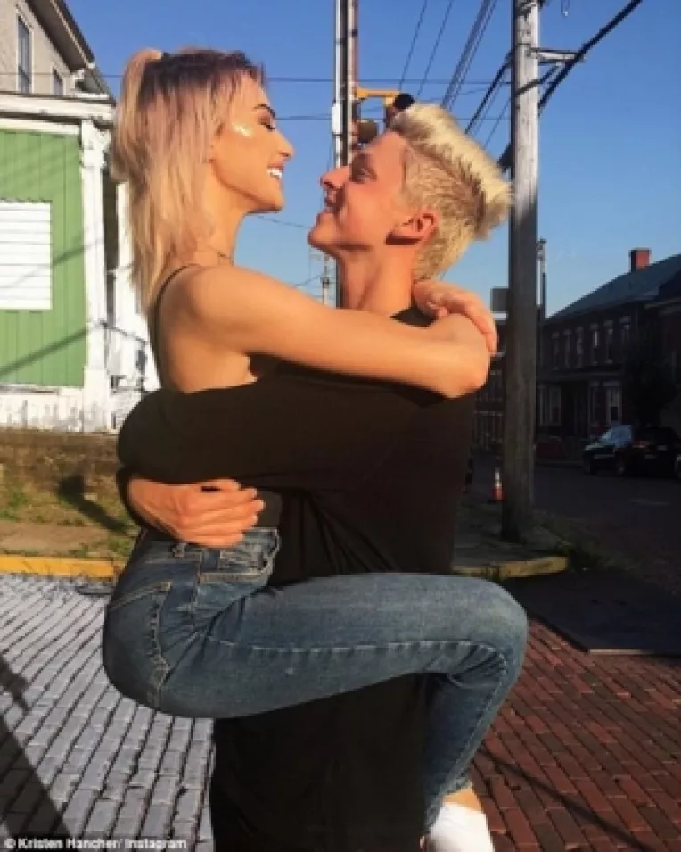 Kristen Hancher a transmis live, pe Instagram, momentul cand facea sex cu iubitul ei