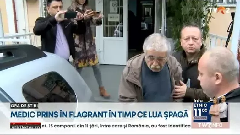 Medic prins in flagrant in timp ce lua mita