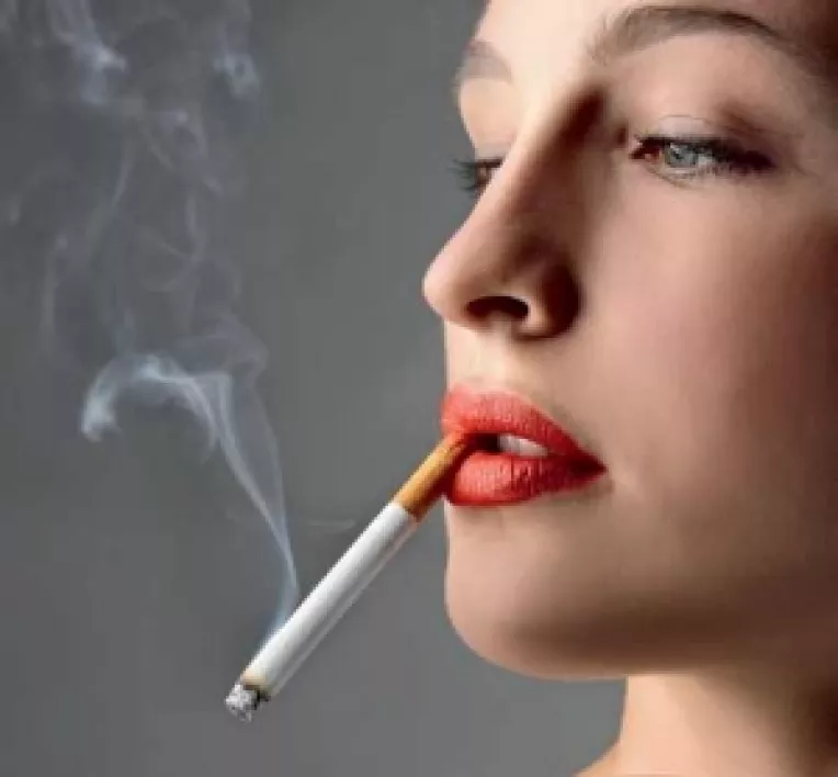 Multe femei tinere percep in mod aberant fumatul ca o componenta obligatorie a unui stil de viata cool