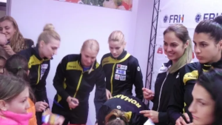 Nationala de handbal feminin a dat autografe fanilor, la magazinul Profi de pe Strada Pajurei nr. 7