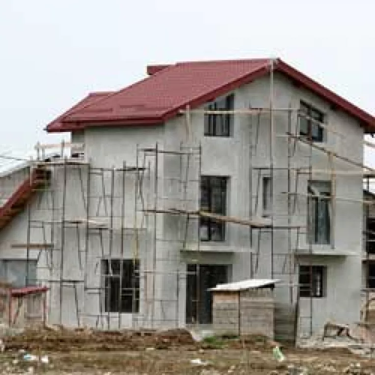 Pagubitii MTS Leasing nu-si pot vinde nici terenul, nici casa