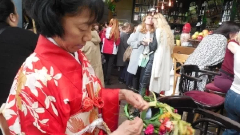 Petrecere cu coronite de flori la prezentarea colectiei de vara Deichmann