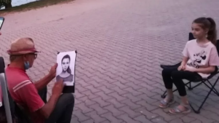 Portretistul George Avram face portrete reusite oamenilor care se plimba in Parcul Herastrau