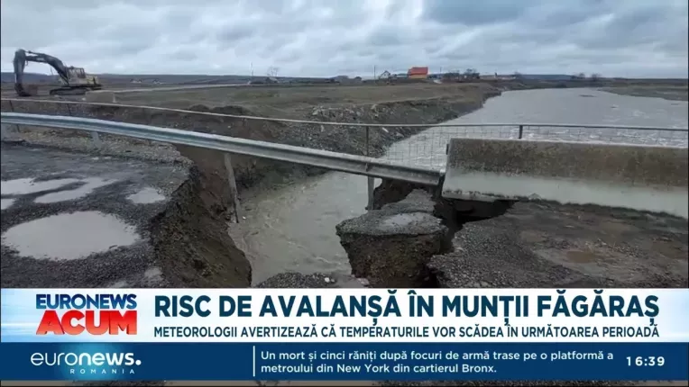 Un pod provizoriu peste raul Suceava s-a prabusit