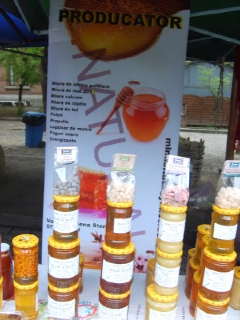 Vasile si Elena Stan: "Miere cu afine, la targul traditional de la MTR!"